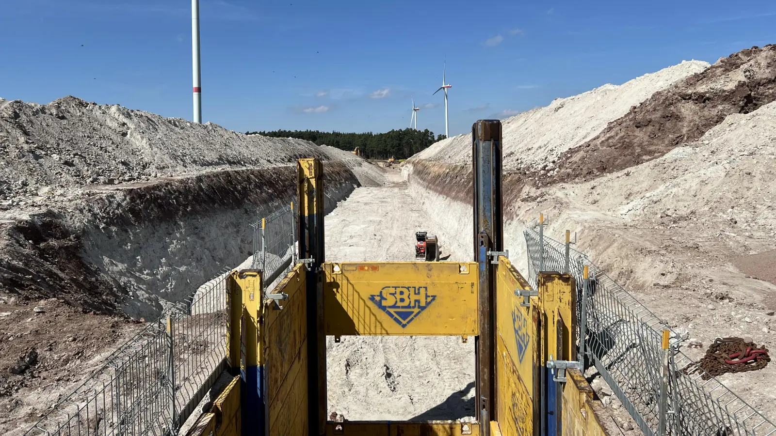 Westlich von Neudorf wird eine zusätzliche Trinkwasserleitung gebaut, die bei der Stolzmühle ins bestehende Leitungsnetz des Biberttals münden und die Versorgungssicherheit der dortigen Dietenhofener Ortsteile sowie Rüglands und Flachslandens verbessern soll. (Foto: Yvonne Neckermann)