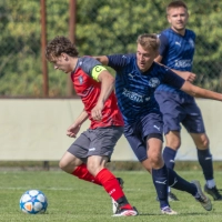 Bastian Stier und die SG Markt Bibart/Langenfeld (in Rot) feierte gegen den TSV Neustadt den ersten Saisonsieg. Kilian Rupp und die SG Neuhof/Trautskirchen (in Blau) unterlagen bei der SG Diespeck/Münchsteinach. (Foto: Markus Zahn)