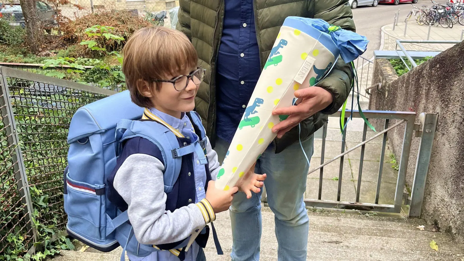 Den Ranzen auf dem Rücken, die Schultüte in der Hand: Für viele Kinder beginnt ein neuer Lebensabschnitt. Den Schulweg bestreiten die Abc-Schützen nach dem ersten Tag häufig alleine. (Symbolbild: Oliver Herbst)