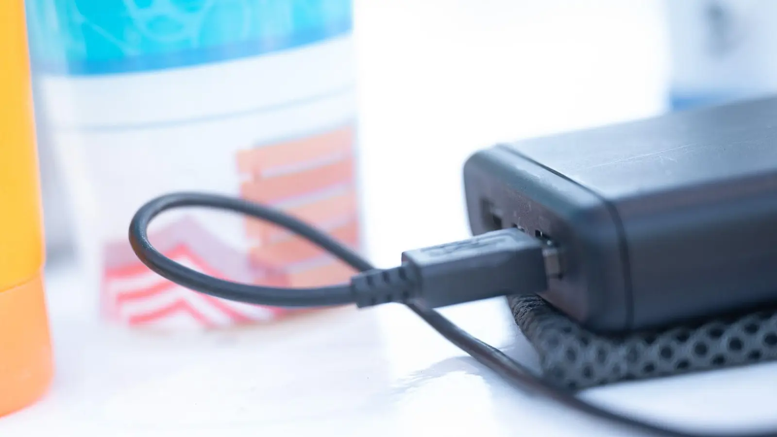 Immer mehr Fluglinien überprüfen ihre Richtlinien für den Transport von Lithium-Batterien. (Symbolbild) (Foto: Sebastian Gollnow/dpa/dpa-tmn)