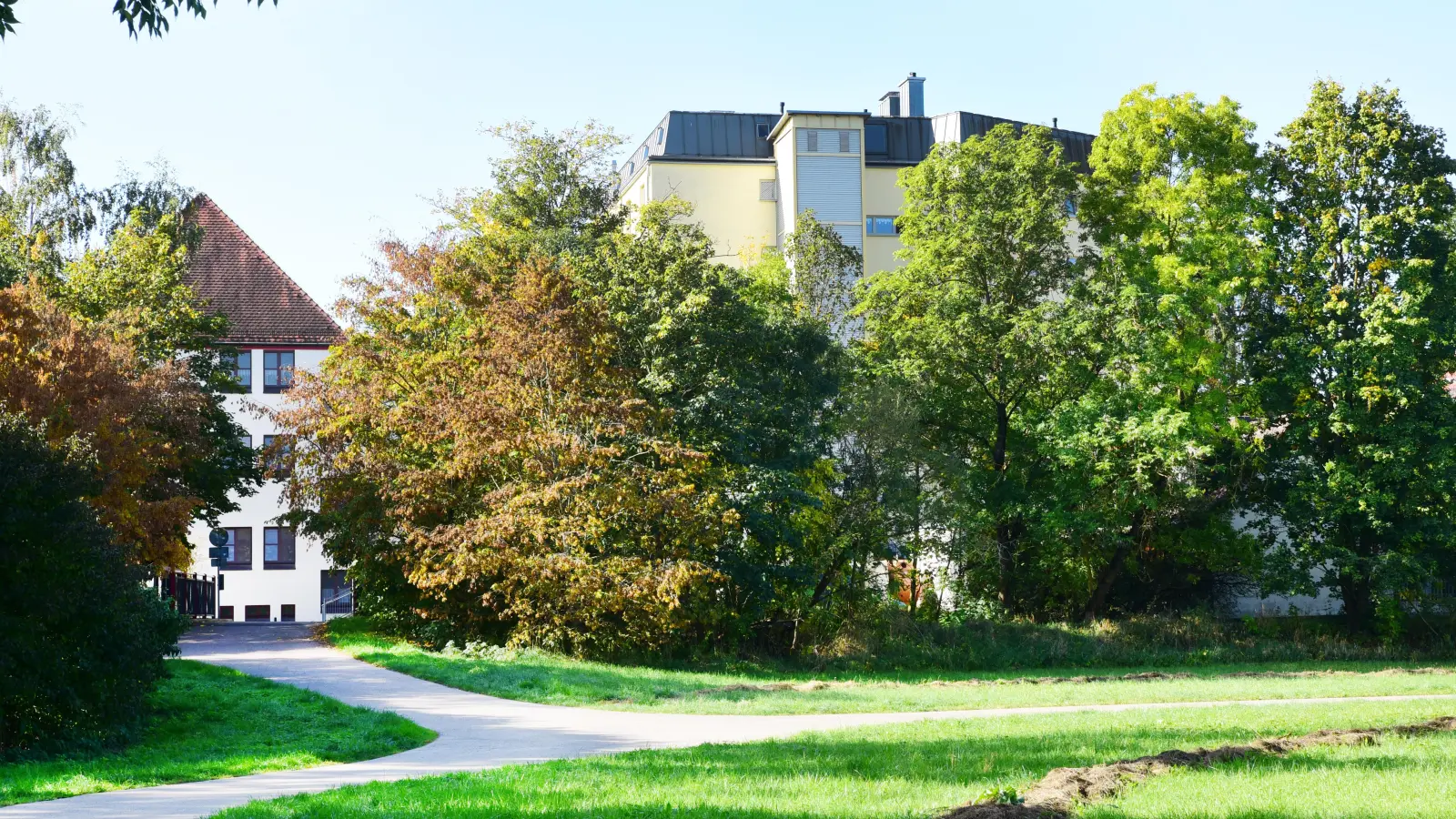 Nur wenige Meter entfernt vom geplanten Jugend-Treff befindet sich das Seniorenzentrum. Dort formiert sich Widerstand. (Foto: Irmeli Pohl)