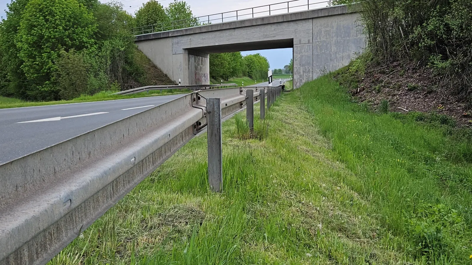 Damit der Radweg mit in die Eisenbahnunterführung bei Wiedersbach passt, muss die Staatsstraße 2246 umgebaut werden. Dazu wird sie ab Ende Juli wochenlang komplett gesperrt.  (Foto: Wolfgang Grebenhof)