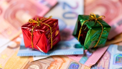 Weihnachtsgeld wird beim Bürgergeld als Einkommen angerechnet: Der Bonus mindert die staatliche Unterstützung im Auszahlungsmonat. (Foto: Monika Skolimowska/dpa/dpa-tmn)