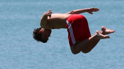 Bayern erwartet zum Start der Pfingstferien sommerliches Wetter. Da kann sich auch der Weg zum Badesee lohnen. (Symbolbild) (Foto: Karl-Josef Hildenbrand/dpa)