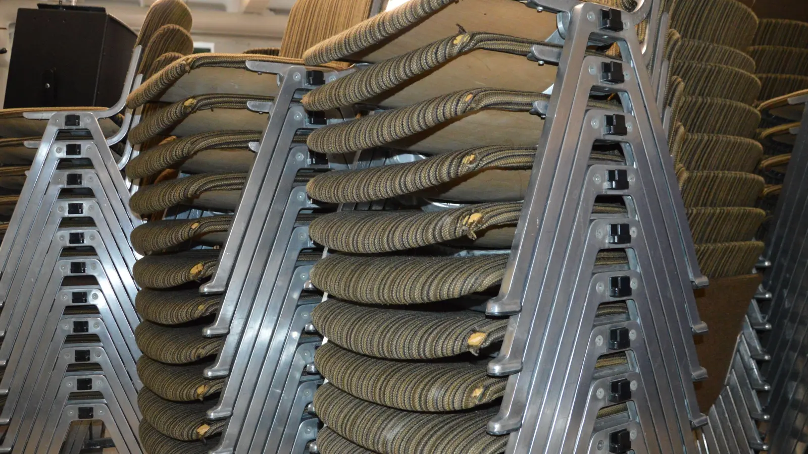 Formschön, aber nach rund 50 Jahren Nutzung nicht mehr taufrisch: Deutlich sind an diesen Stühlen die Polsterschäden auszumachen – die Schäden am Metall sind weniger eindeutig sichtbar, aber ebenfalls vorhanden.  (Foto: Patrick Lauer)