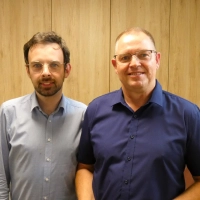 Oberbürgermeister Christoph Rösch gratuliert dem neuen Ortssprecher Gerhard Kreiselmeier (rechts). (Foto: Karl-Heinz Gisbertz)