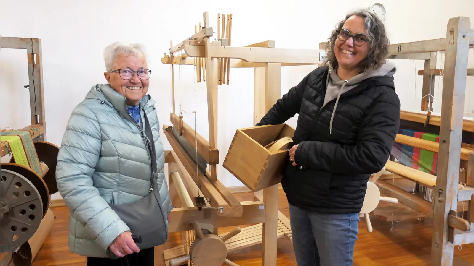Wilhelmine Pfitzer (links) und ihre Tochter Susanne Ullrich freuten sich, ihren Webstuhl im EBZ aufgebaut zu sehen. Etwas Zubehör, das sie noch zu Hause gefunden hatten, brachten sie als Geschenk zum Besuch mit. (Foto: Dr. Christine Marx)