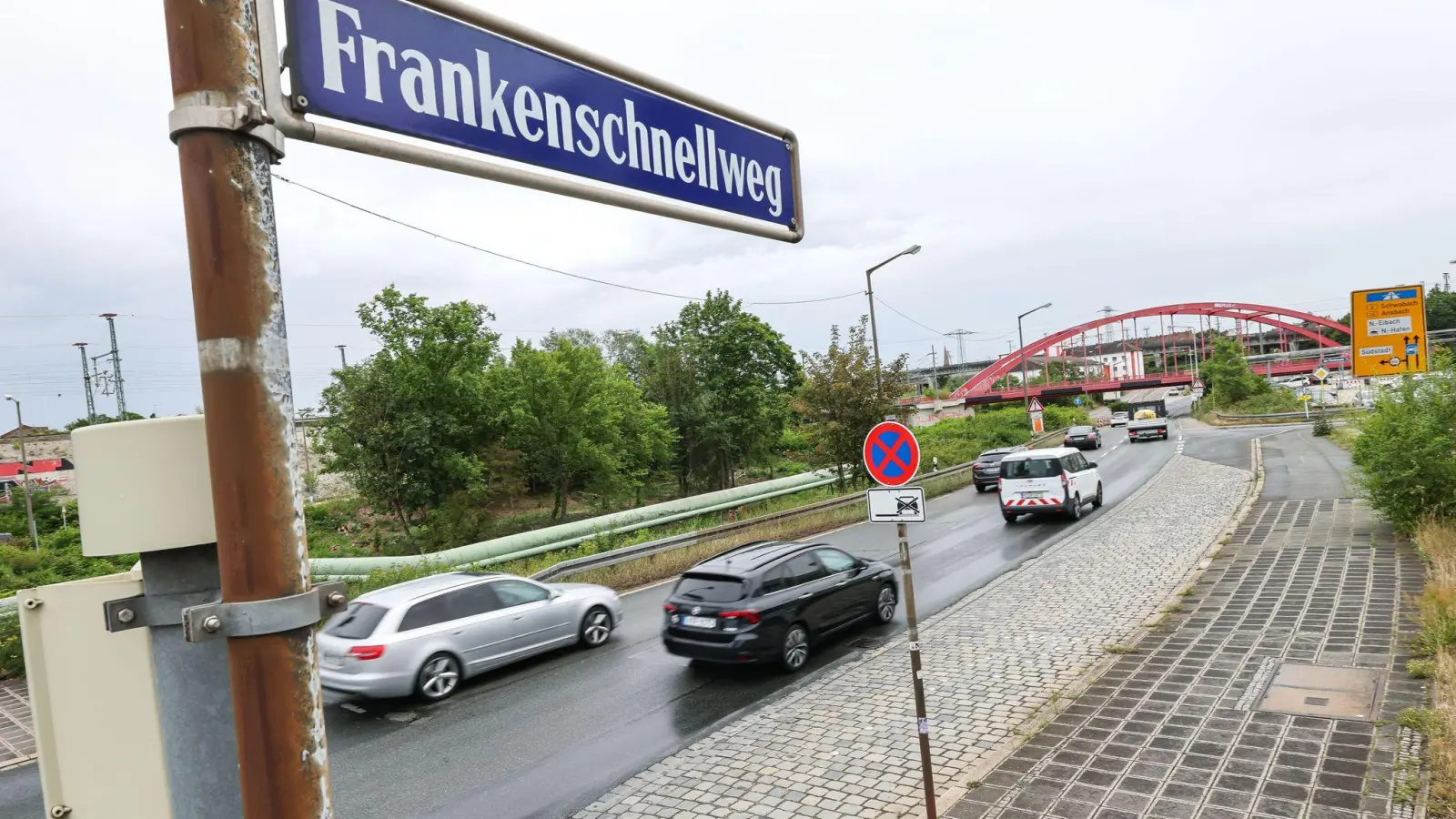 Um den Ausbau des Frankenschnellweges in Nürnberg, einer wichtigen Nord-Süd-Verkehrsachse in der Metropolregion, gibt es seit Jahrzehnten Streit (Archivbild).  (Foto: Daniel Löb/dpa)