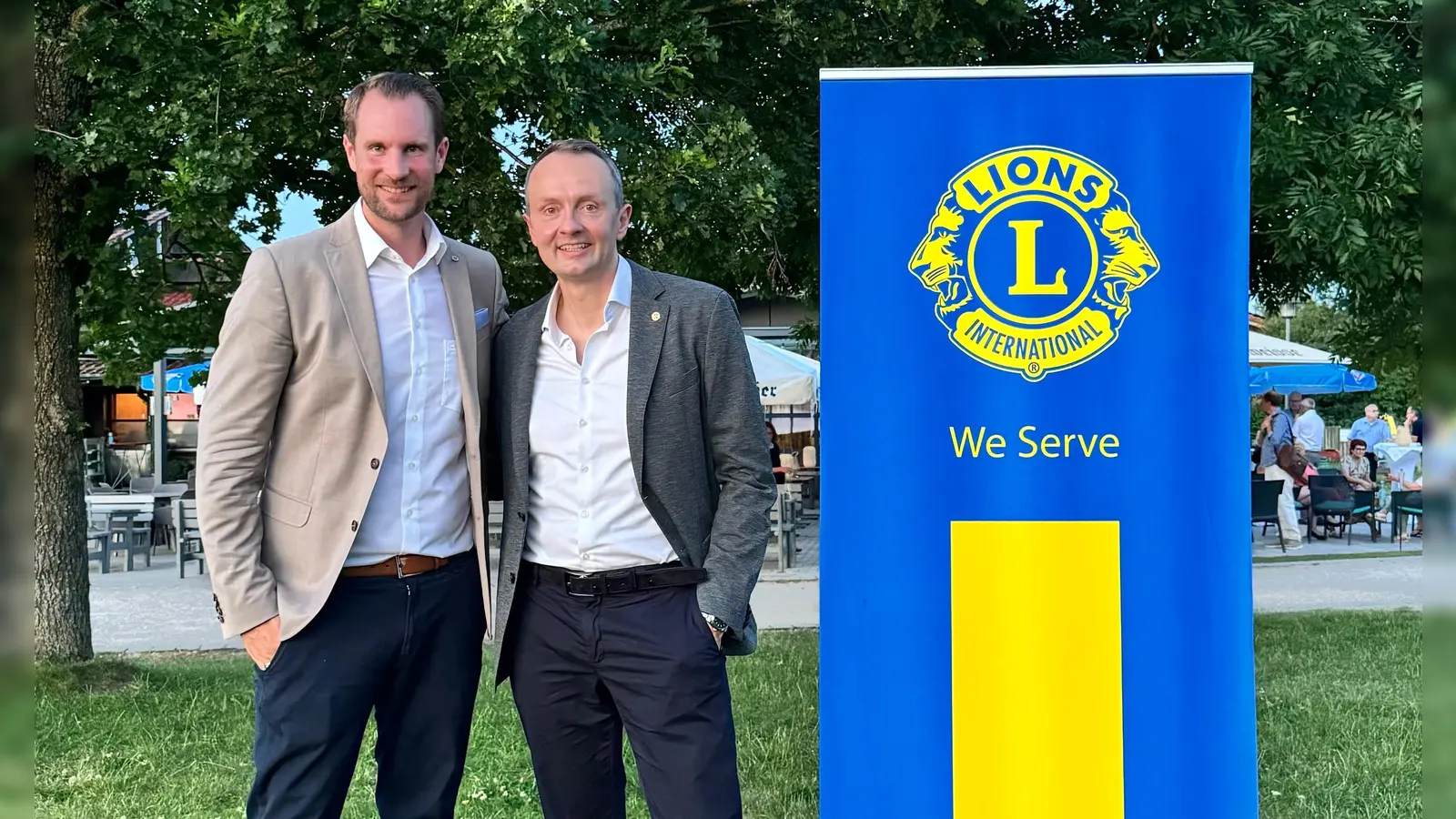 Dr. Christoph Wolff (rechts) hat die Präsidentschaft des Lions Club Ansbach von Frank Eckart übernommen. (Foto: LC Ansbach / Stefanie Eckart)