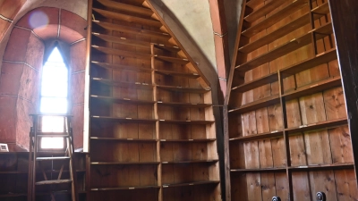 Noch sind die Regale der Kirchenbibliothek verwaist, man hofft, dass sie nach Abschluss der Sanierungsarbeiten bald wieder gefüllt sein werden. (Foto: Cristina-Gabriela Leiding)