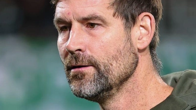 Trainer Thomas Kleine kündigt die Entscheidung für das Tor an. (Foto: Daniel Karmann/dpa)