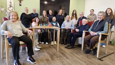 Schülerinnen besuchen Menschen in der Tagespflege. Mit dabei sind (hinten, links) Annegret Enderes, die Initiatorin der AG, und (hinten, Vierte von links) Betreuungskraft Conny Lechler. (Foto: Herrmann Leistner)