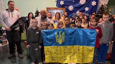 Der Dinkelsbühler Klaus Löffler (Zweiter von links, mittlere Reihe) in einem ukrainischen Waisenhaus. Seit Beginn des russischen Angriffskriegs gegen die Ukraine organisiert der Notfallsanitäter Hilfstransporte. (Foto: Anya Ryabtseva)