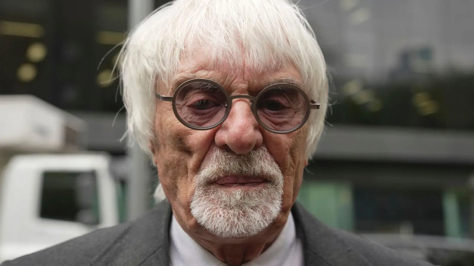 Bernie Ecclestone trifft zu einer Anhörung vor dem Southwark Crown Court ein. (Foto: Kin Cheung/AP/dpa)