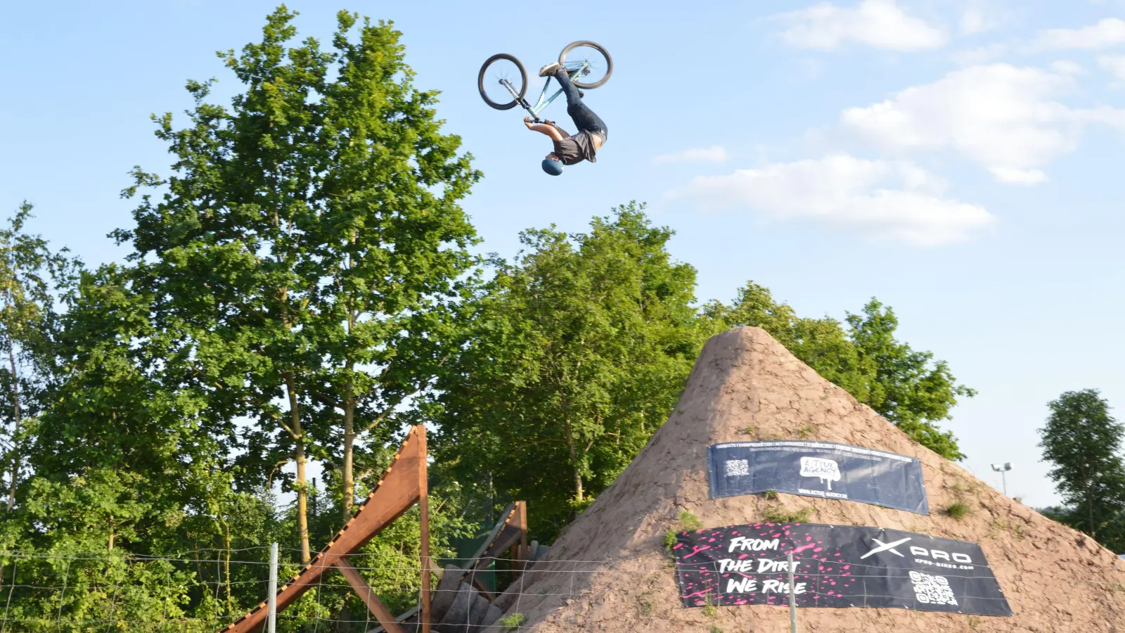 Das Diespecker Drahtesel-Festival steht vor allem für eines: waghalsige Flugmanöver von mutigen Bikern. Auch wenn es nicht so aussieht: Der Fahrer hat diesen Trick gestanden. (Foto: Johannes Zimmermann)