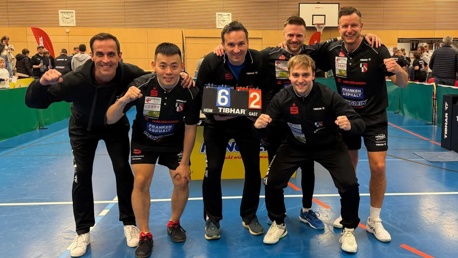 Das Windsbacher Meisterteam, von links: Manschaftsführer Andreas Staudacher, Chien-An Chen, Bojan Tokic, Jakub Folwarski, Daniel Rinderer und Petr David. Auf dem Foto fehlt Tom Schweiger, der zeitgleich in Kroatien um Weltranglistenpunkte kämpfte. (Foto: TSV Windsbach)