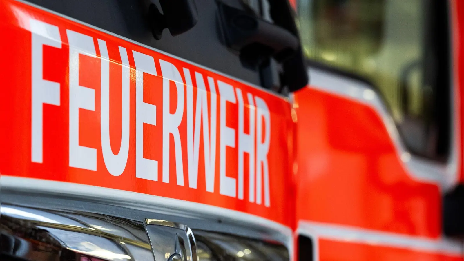 Feuerwehrleute wurden zu einer Geburt in einem Auto auf dem Standstreifen der Autobahn gerufen. (Symbolbild) (Foto: Soeren Stache/dpa)
