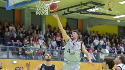 Sebastian Schröder (in Weiß) war in München mit 28 Punkten Ansbachs bester Werfer (hier in Spiel 1). (Foto: Martin Rügner)