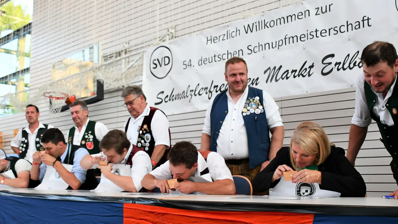 Bei der Schnupfmeisterschaft in Markt Erlbach nahmen zahlreiche Schnupfer teil, sowie – unter dem kritischen Blick ihres Kampfrichters – auch Markt Erlbachs Bürgermeisterin Dr. Birgit Kreß (rechts). (Foto: Gudrun Schwarz)