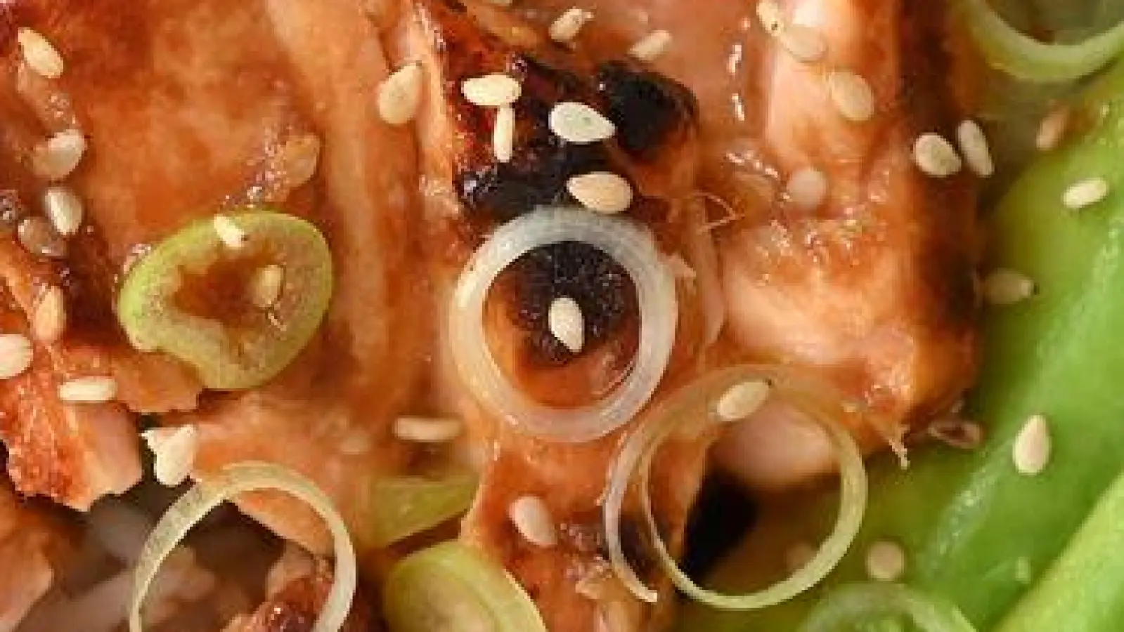 Leicht, nährstoffreich und voller Geschmack: Bowl mit mariniertem und glasiertem Lachs und knackigem Gemüse auf Reis.  (Foto: Julia Uehren/loeffelgenuss.de/dpa-tmn)