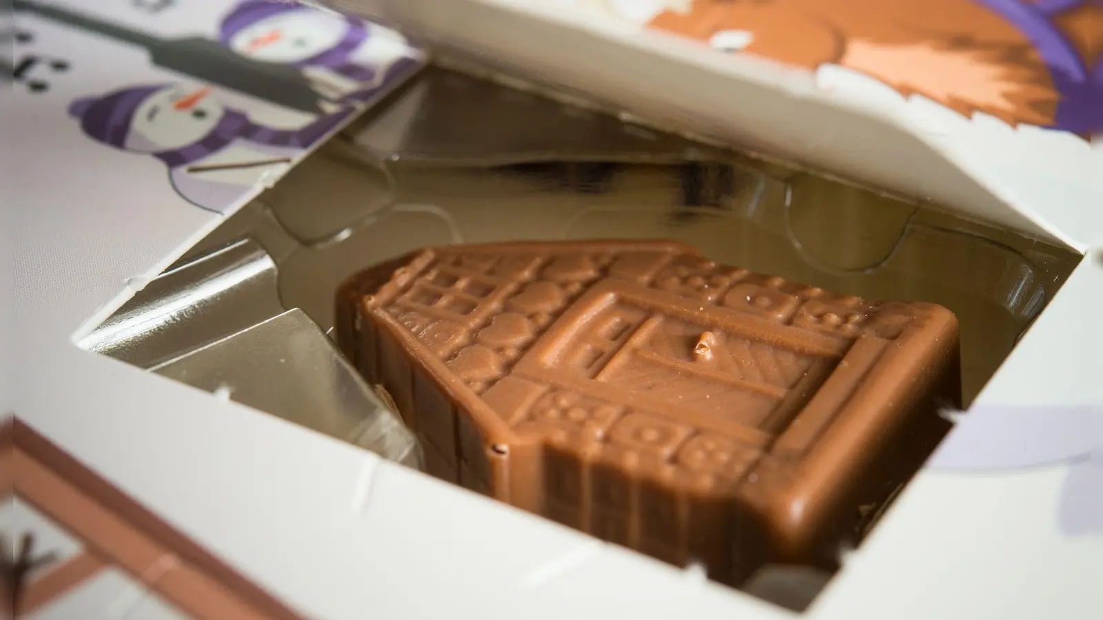 Mit Alkohol oder ohne? Eltern studieren bei Fertigkalendern sicherheitshalber lieber die Zutatenliste. (Foto: Patrick Pleul/dpa/dpa-tmn)