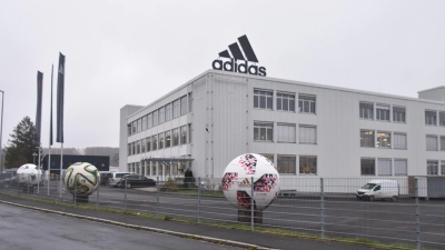 Der Scheinfelder Produktionsstandort des Sportartikelkonzerns in der Adi-Dassler-Straße gehört zu den Standorten von Adidas, die durchsucht wurden. (Foto: Andreas Reum)