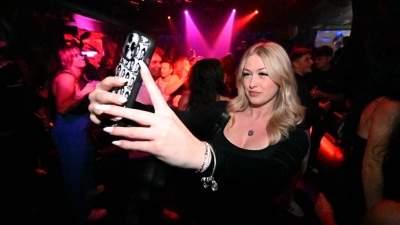 Larissa fotografiert sich im „Insta-Club” Bossy in München. (Foto: Felix Hörhager/dpa)