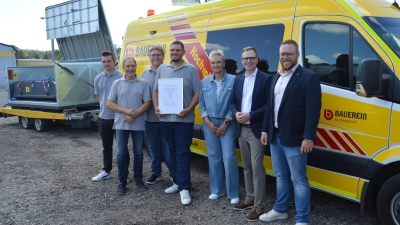 Bürgermeister Alexander Müller, Landrat Dr. Christian von Dobschütz, Firmengründerin Jutta Bauereiß sowie Dominic Bauereiß (von rechts) und sein Team präsentierten voller Stolz das neue Gütesiegel. Dieses Zertifikat muss übrigens jedes Jahr bestätigt werden.  (Foto: Patrick Lauer)