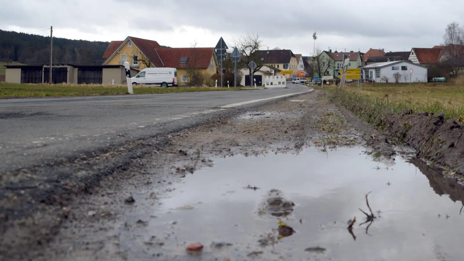 Die am Freitag vom Autobahn-Ausweichverkehr ramponierten Bankette der Schwarzbachgrund-Staatsstraße – hier östlich von Münchhof – stellt die Straßenmeisterei umgehend wieder her. (Foto: Johannes Zimmermann)