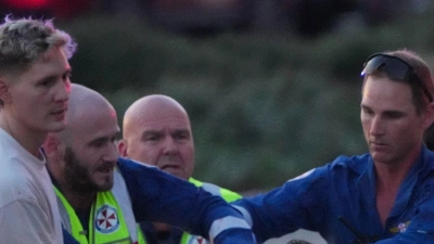 Viele Menschen sterben, Dutzende werden verletzt in Krankenhäuser gebracht.  (Foto: Mark Baker/AP/dpa)