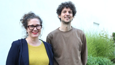 Erzählten beim LeseLust-Club unterhaltsam und anregend von ihrer Arbeit: die Autoren Simone Veenstra alias Luise Diekhoff und Lucas Fassnacht alias Lars Sommer. (Foto: Martina Kramer)