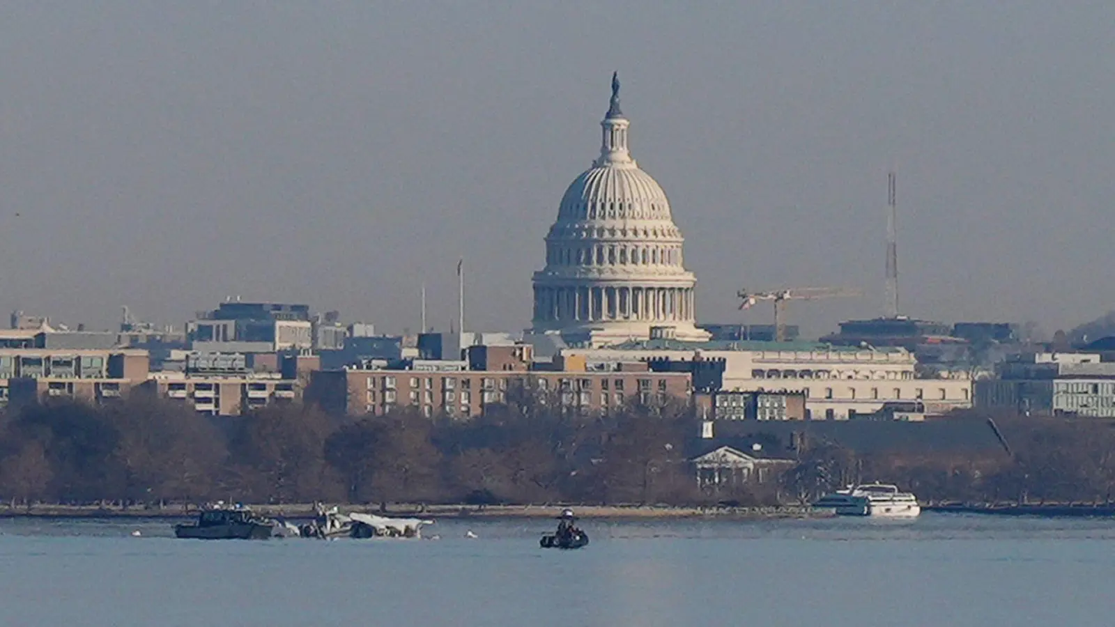 Am Morgen nach dem Absturz suchen Helfer nach Überlebenden und Toten in Washington. (Foto: Carolyn Kaster/AP/dpa)