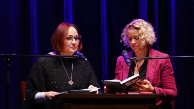 Beim Lesefest in der Kammer präsentierten Anja Rach (links) und Anette Röckl eine fränkische Version von „Romeo und Julia” – samt „Übersetzung” ins Hochdeutsche.  (Foto: Elke Walter)