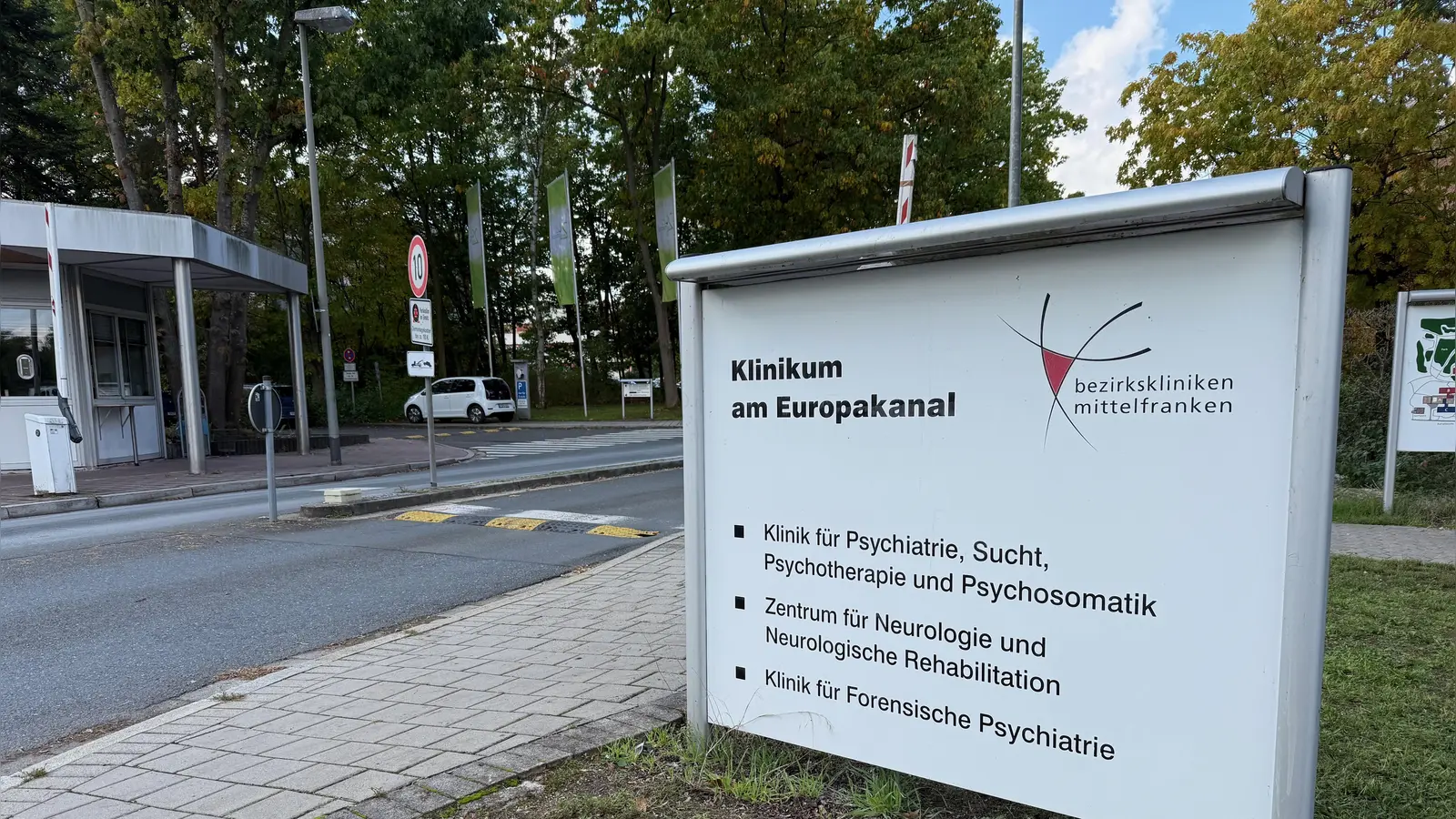 Es wurde sehr teuer, bis der Ansbacher aus Kolumbien zurück am Eingang des Erlanger Bezirksklinikums am Europakanal war. Dort ist er wegen seiner psychischen Erkrankung, die zu einem Amoklauf geführt hatte.  (Foto: Manfred Blendinger)