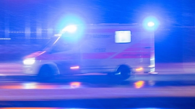 Beide Männer wurden ins Krankenhaus gebracht. (Archivbild) (Foto: Sebastian Gollnow/dpa)