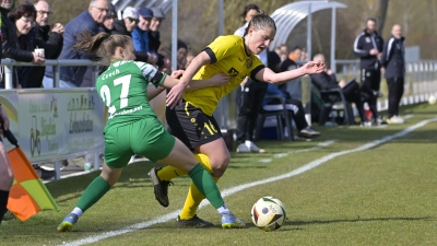 Meike Bohn (gelbes Trikot, hier im Spiel gegen Herrenberg) traf zum zwischenzeitlichen Ausgleich. (Foto: Martin Rügner)
