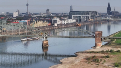 Das Niedrigwasser des Rheins hat in Köln einen neuen historischen Tiefststand erreicht. (Foto: Sascha Thelen/dpa)