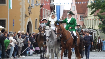 Markgrafenzeit und Bayerisches Feuchtwangen ist traditionell ein Block des Mooswiesen-Festzugs überschrieben: Hier zu sehen ist der Aufbruch zur Markgräflichen Jagd. (Foto: Jasmin Kiendl )
