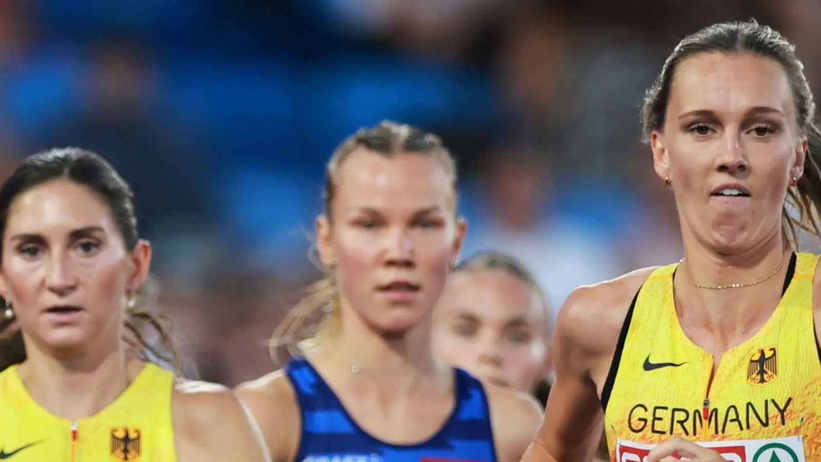 Gesa Krause (l) zeigte Verständnis für das emotionale Interview von Lea Meyer nach dem EM-Finale über 3.000 Meter Hindernis. (Foto: Morgan Harlow/AP/dpa)
