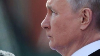 Die Militärparade auf dem Roten Platz verläuft für Putin diesmal anders als gewohnt. (Archivbild) (Foto: Gavriil Grigorov/AP/dpa)