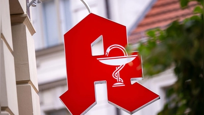 Kann auch Impfen: Einige Gesundheitsdienstleistungen gibt es auch in der Apotheke - oft geht es hier schneller als beim Arzt. (Foto: Monika Skolimowska/dpa)