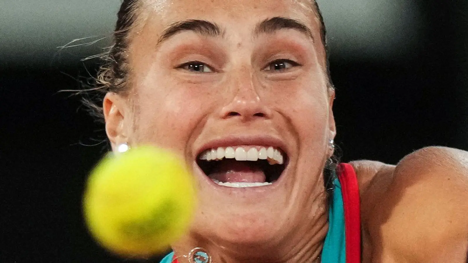 Aryna Sabalenka steht in Paris erstmals im Finake. (Foto: Thibault Camus/AP/dpa)