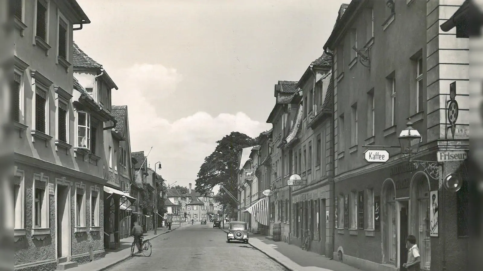 Die Nürnberger Straße auf einem Bild aus den 1930er-Jahren: 1925 gingen hier bei Bauarbeiten die Steine aus, die Verzögerung ärgerte die Bürger. (Repro: Stadtarchiv Ansbach)