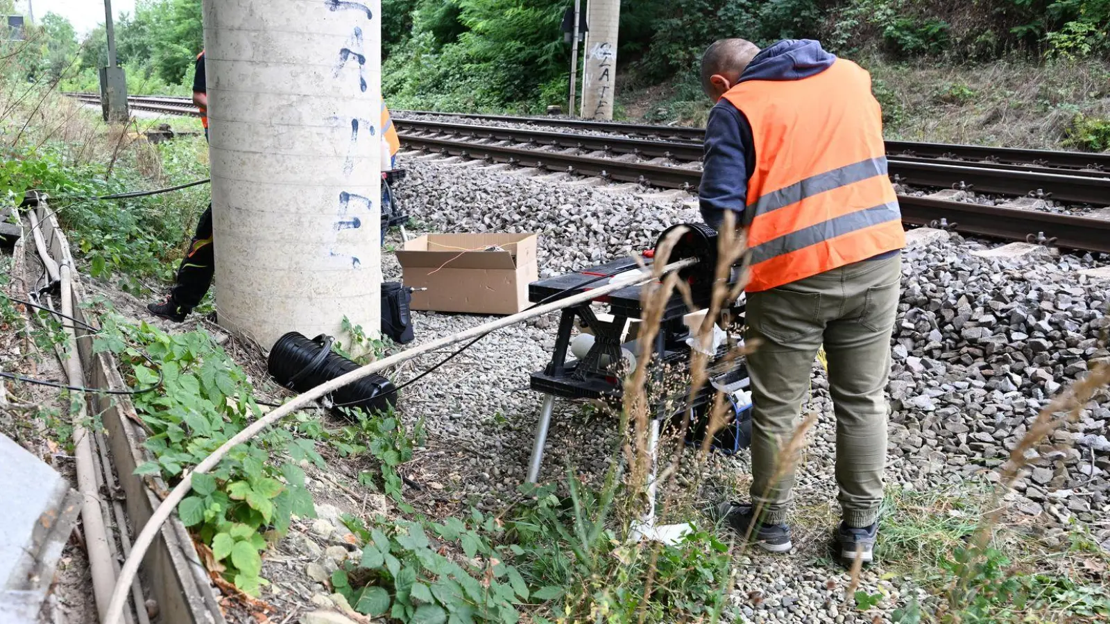 Nach der Instandsetzung fahren die Züge wieder planmäßig. (Foto: Bernd Weißbrod/dpa)