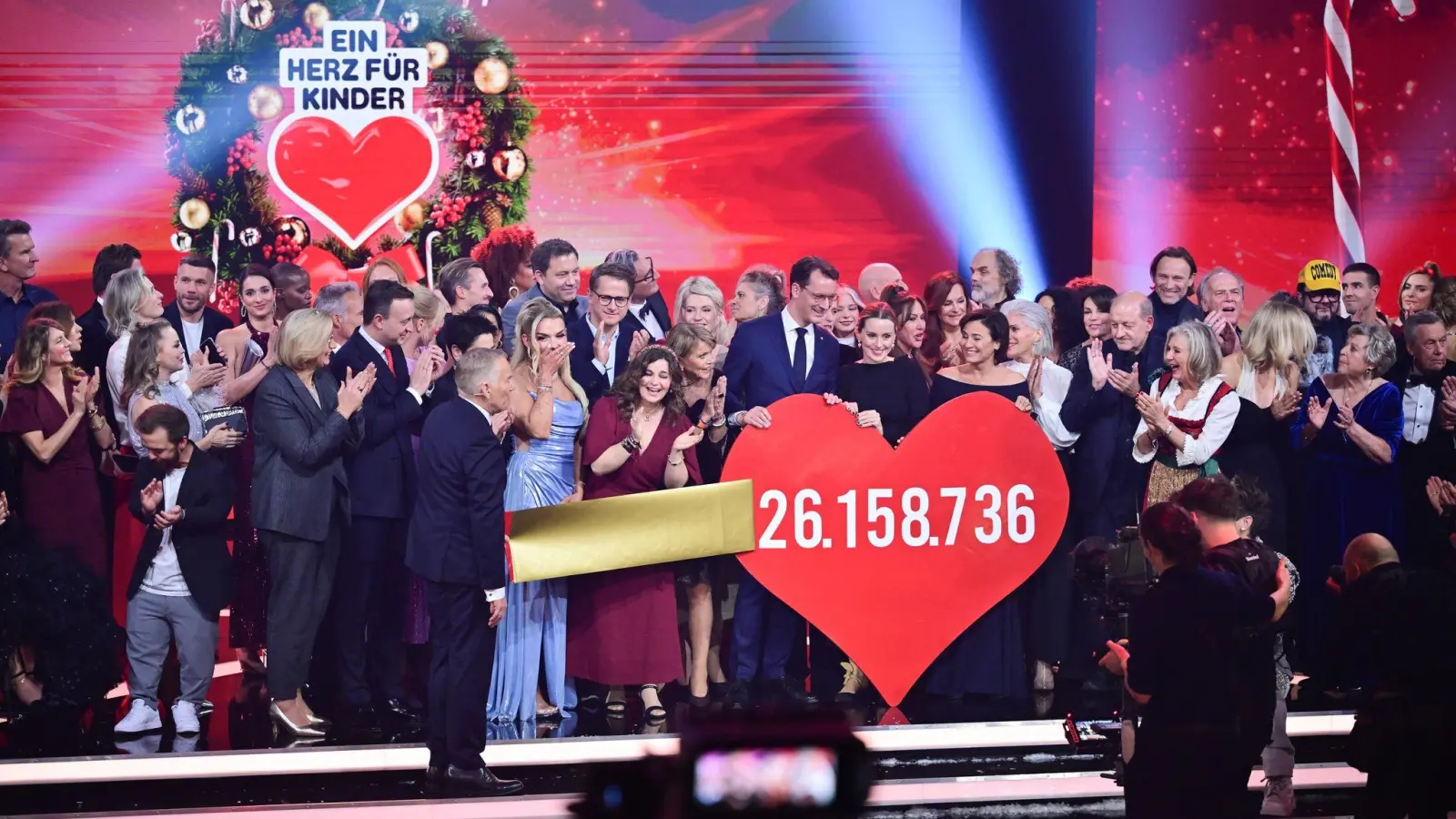 Die Spendensumme der Spenden-Gala „Ein Herz für Kinder“ am Ende der Sendung wird präsentiert. (Foto: Sebastian Christoph Gollnow/dpa)