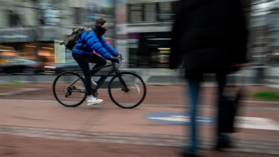 Sowohl Radfahrer als auch Fußgänger sollten stets auf ihre Umgebung achten, um Unfällen vorzubeugen. (Foto: Fabian Strauch/dpa/obs)