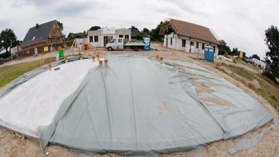 Bauherren sollten bei Vertragsregelungen zu Baustrom und -wasser sowie bei der Organisation und Kostenübernahme von Bautoilette, Bauwagen oder der Entsorgung von Bauabfällen genau hinschauen. (Foto: Markus Scholz/dpa-tmn)