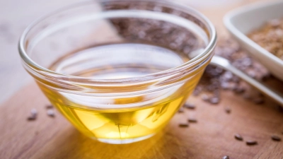 Leinöl schmeckt zu Quark, im Müsli und zu kräftigen Salatsorten. Es verträgt allerdings keine Wärme und sollte im Kühlschrank aufbewahrt werden.  (Foto: Christin Klose/dpa-tmn)