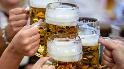 Bayerisches Bier - hier auf dem Oktoberfest - verkaufte sich vergangenes Jahr wieder besser. (Archivbild) (Foto: Matthias Balk/dpa)