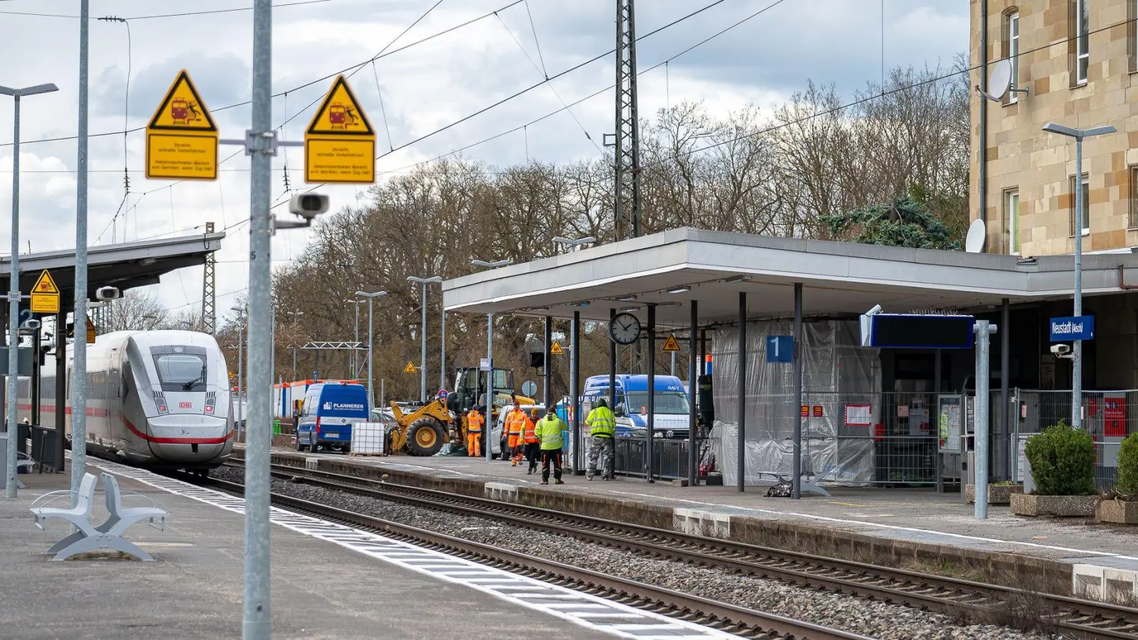 Die Vorbereitungen haben schon begonnen und demnächst wird der Bahnsteig des Gleises 1 am Neustädter Bahnhof umgebaut. Viele fragen sich allerdings nun: Warum nur?  (Foto: Mirko Fryska)